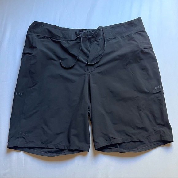 LULULEMON ATHLETICA black men’s athletic drawstring shorts